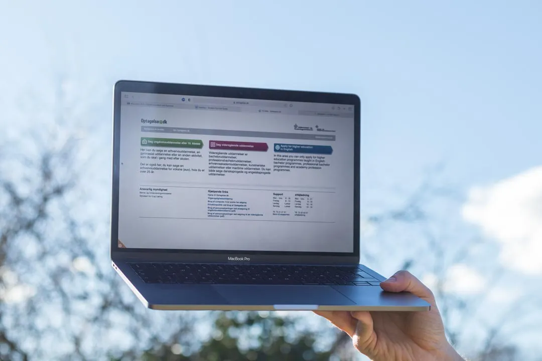 Laptop screen showing Optagelse.dk landing page.